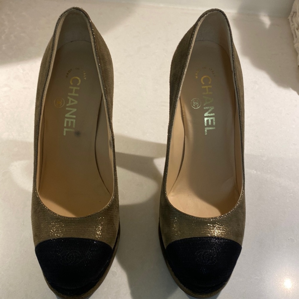 CHANEL platform round toe